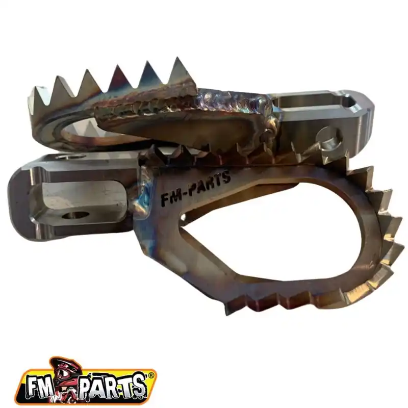FM-PARTS OFFSET SPODNÓŻKI (KOMPLET) STAINLESS FOOTPEGS BETA ‘20- ‘24 KOLOR STALOWY Nowość